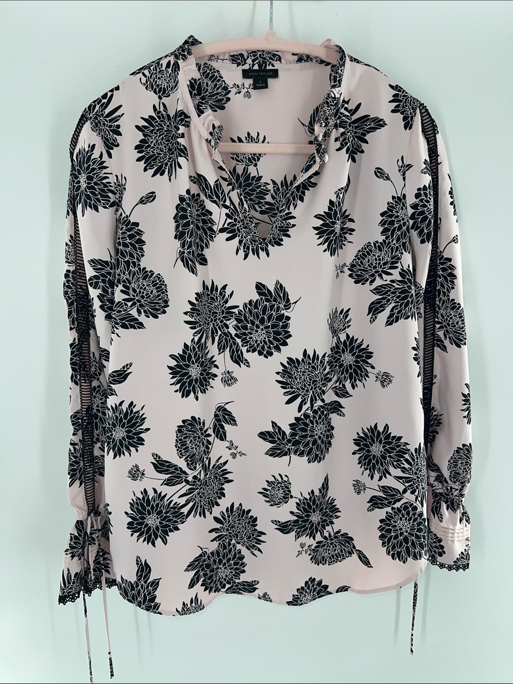 Ann Taylor Blush Pink V-Neck Floral Long Sleeve Blouse office feminine romantic